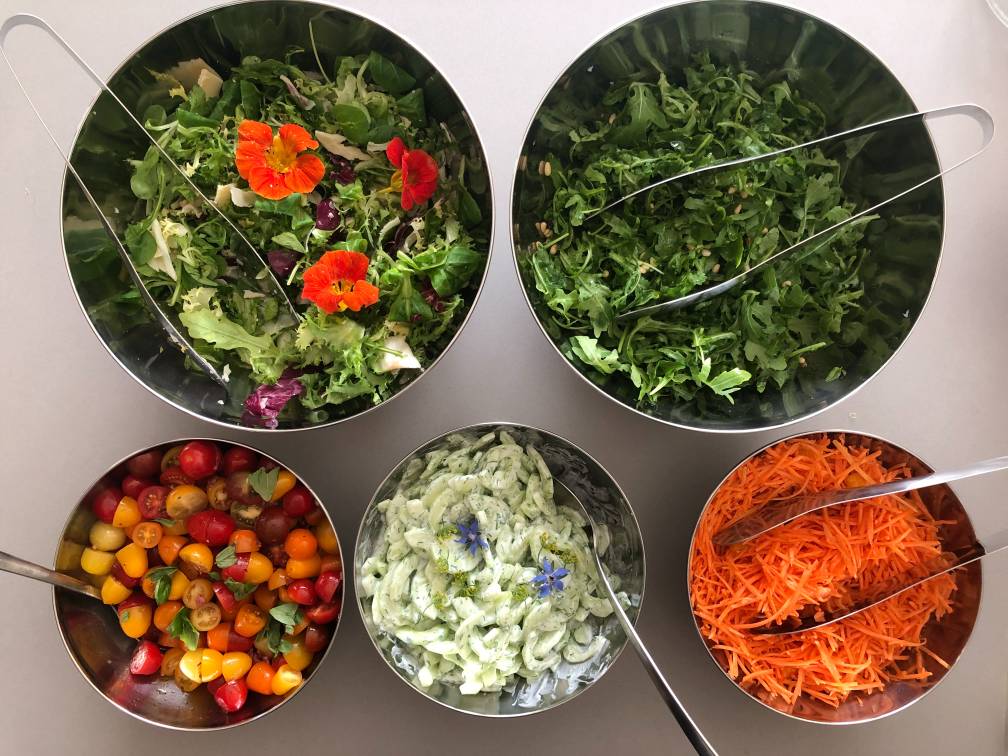 Tarifs location de salle : petite salade avec le lunch sandwiches